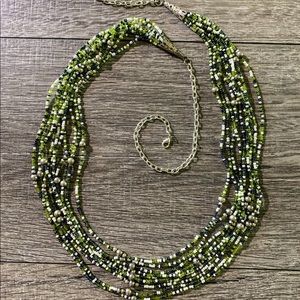 Fashionable beaded necklace